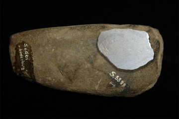 Das Steinbeil aus dem Depot des Mainfränkischen Museums in Würzburg mit dem perfekt anpassenden Fragment von der Altenburg