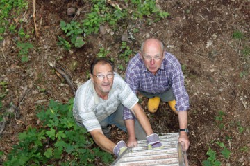 Safety first: Horst und Christian passen auf, dass ihnen der Grabungsleiter nicht auf den Kopf fällt.