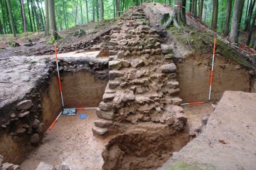 Die Struktur der Ringmauer trat in Schnitt 6 besonders deutlich zu Tage. Unter den Fundamenten erkennt man den Stollen, der die Mauer zum Einsturz brachte.