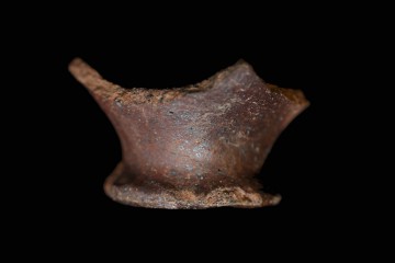 Härter gebrannte Irdenware mit metallisch violett-braun schillernder Oberfläche wurde im Spätmittelalter in Mayen in der Eifel produziert. Das Fragment vom Klosterberg (Bilder links) dürfte aus Aulhausen bei Rüdesheim/Rhein stammen.