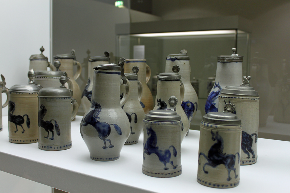 Eine Auswahl von in Steinau gefertigten Humpen und Kannen im Vonderau-Museum in Fulda