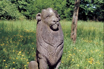 Die beiden Löwen im idyllischen Park von Nilkheim stammen vom 1907 in der Nähe des Herstalltores errichteten Siegfried-Denkmal, das im Zweiten Weltkrieg zerstört wurde.