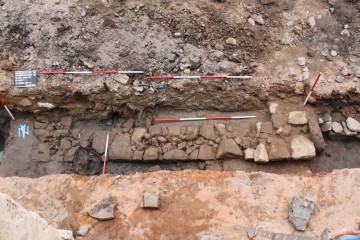 Blick auf das Fundament eines hochmittelalterlichen Steingebäudes in Schnitt 1B
