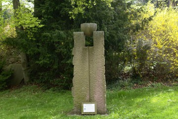 Die Skulptur „Geschwisterpaar“ von Ingrid Hornef aus Hofheim/Taunus wurde 2002 unterhalb der Ketzelburg am Start des Kulturweges aufgestellt. 