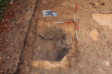 An einem der letzten Grabungstage kam im Vorburgareal der wichtigste Befund zum Vorschein. Es handelt sich dabei vermutlich um die Reste eines Rennofens.