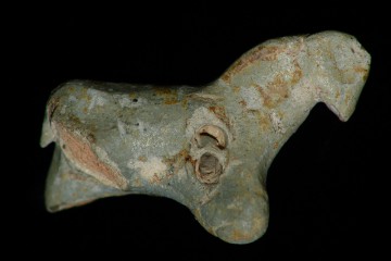 Eines der ersten Fundstücke von der Burg bei Kleinwallstadt ist dieses nur 4,0 cm hohe Spielzeugpferdchen aus glasierter Keramik.