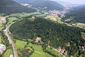 Der Gotthardsberg von Amorbach zum Main hin gesehen. Auf dem Luftbild ist die strategische Bedeutung der Anlage augenscheinlich.