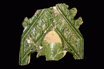 Krabbenbesetzte Kranzkachel von der Burg Wildenstein. Dieburg, um 1380, H. 32,0 cm Br. 19,5 cm