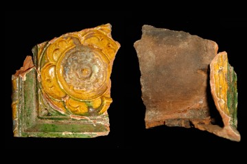 Über Eck geführte Blattkachel mit Rose von der Domschulstraße in Würzburg, H. 15,5 cm Br. 15,0 cm