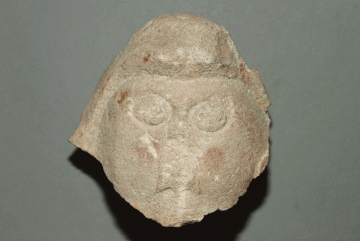 Fragment einer in Stein gehauenen Figur von der Burg Wildenstein, um 1220, H. 13,0 cm Br. 12,0 cm