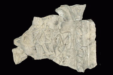 Das Fragment von der Burg Wildenstein zeigt den Kurfürsten und Erzbischof von Mainz zu Pferde. Ursprünglich war die Kachel mit einem schwarzbläulichen Überzug versehen und wirkte wie eine eiserne Ofenplatte
