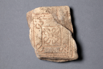 Fragment einer reliefierten Bodenfliese von der Burg Wahlmich bei Waldaschaff, Fd.-Nr. 155, H. 2,2 cm, Br. 7,1 cm