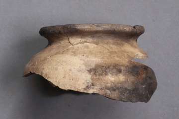 Fragment eines Topfes mit Wackelboden von der Burg Wahlmich. Unterfranken, um 1250