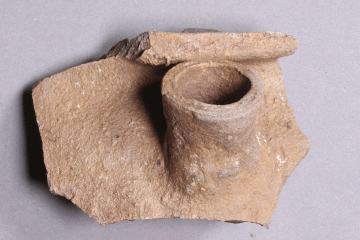 Fragment einer Tüllenkanne von der Burg Wahlmich. Unterfranken, um 1250