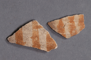 Fragment eines Topfes mit Wackelboden und Rotbemalung von der Burg Wahlmich. Unterfranken, um 1250