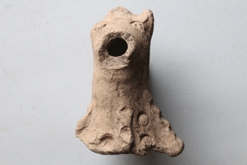 Fragment eines Aquamanile in Pferdegestalt aus reduzierende gebrannter Keramik vom Kloster Elisabethenzell, um 1300, Fd.-Nr. 709, H. 10,7 cm, Br. 7,8 cm