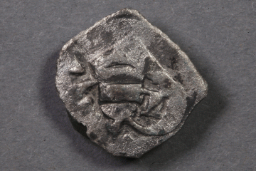 Silbermünze aus dem Kloster Elisabethenzell, Fd.-Nr. 874, H. 1,3 cm, Br. 1,4 cm