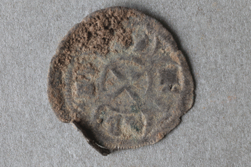 Silbermünze aus dem Kloster Elisabethenzell, Fd.-Nr. 1199, H. 1,4 cm, Br. 1,3 cm