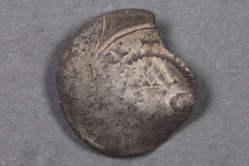 Silbermünze aus dem Kloster Elisabethenzell, Fd.-Nr. 908, H. 1,5 cm, Br. 1,7 cm