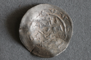 Silbermünze aus dem Kloster Elisabethenzell, Fd.-Nr. 022, H. 1,6 cm, Br. 1,6 cm