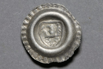 Silbermünze aus dem Kloster Elisabethenzell, Fd.-Nr. 388, H. 1,7 cm, Br. 1,8 cm