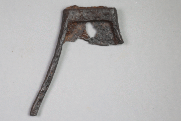 Fragment eines Steigbügels vom Kloster Elisabethenzell, um 1300, Fd.-Nr. 374, H. 11,6 cm, Br. 10,2 cm