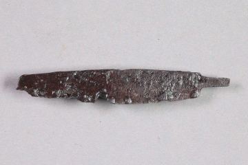 Fragment eines Messers vom Kloster Elisabethenzell, erstes Drittel 14. Jh., Fd.-Nr. 586, H. 1,5 cm, Br. 8,2 cm
