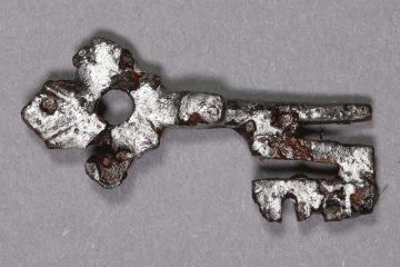 Versilberter Schlüssel vom Kloster Elisabethenzell, 1. Drittel 14. Jh., Fd.-Nr. 1015, H. 2,5 cm, Br. 4,6 cm
