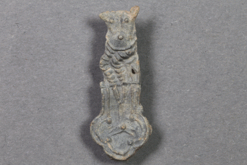 Fragment eines Pilgerzeichens mit Kurzifix aus dem Kloster Elisabethenzell, um 1300, Fd.-Nr. 821, H. 3,0 cm, Br. 1,2 cm
