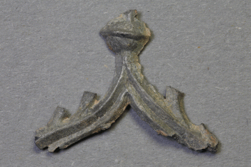 Fragment eines Pilgerzeichens aus dem Kloster Elisabethenzell, um 1300, Fd.-Nr. 532, H. 1,85 cm, Br. 2,4 cm