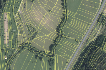 Ehemalige Wässerwiesen: Luftbild mit aktuellen Flurstücksgrenzen; Gebietsausschnitt 400 m x 600 m. Geobasisdaten: Bayerische Vermessungsverwaltung