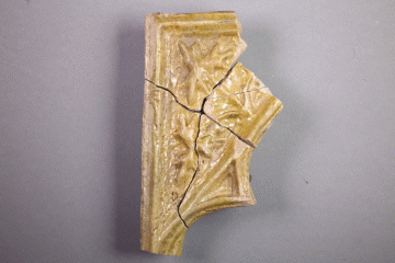Fragment einer Halbzylinderkachel von der Burg Hauenstein, vor 1405, Fd.-Nr. 026, H. 15,1 cm, Br. 8,5 cm