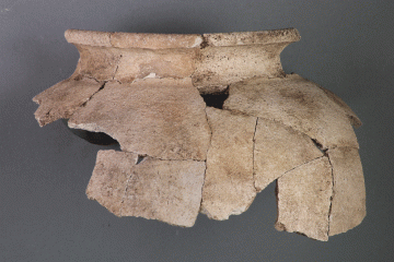 Fragmente eines Topfes mit durchbrochenem Boden von der Burg Wahlmich. Unterfranken, um 1250, Fd.-Nr. 301, H. 9,2 cm., Br. 17,2 cm (Oberteil)