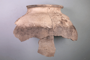 Fragment eines Topfes mit Wellenband von der Burg Wahlmich. Unterfranken, um 1250, Fd.-Nr. 315, H. 14,5 cm., Br. 19,5 cm