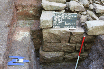 Am Ende der zweiten Grabungskampagne wurde deutlich, dass es sich bei dem untersten Eckstein in der Südostecke der Ringmauer ebenfalls um einen Bossenquader handelte.