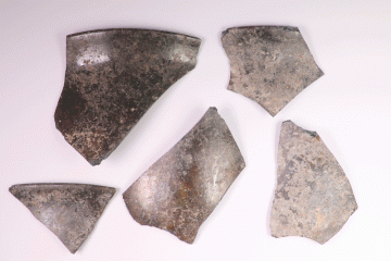 Fragmente einer gläsernen Öllampe von der Burg Wahlmich. Spessart, um 1250, Fd.-Nr. 344