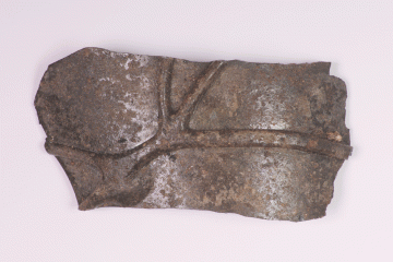Fragment eines gläsernen Bechers (?) mit netzförmiger Fadenauflage von der Burg Wahlmich. Spessart, um 1250, Fd.-Nr. 148, H. 4,8 cm, Br. 7,2 cm