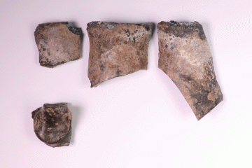 Fragmente einer gläsernen Flasche von der Burg Wahlmich. Spessart, um 1250, Fd.-Nr. 344