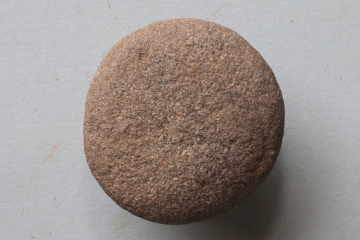 Spielstein aus Stein vom Kloster Elisabethenzell, um 1300, Fd.-Nr. 700, H. 4,4 cm, Br. 4,3 cm