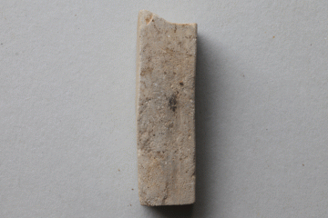 Schleifstein vom Kloster Elisabethenzell, um 1300, Fd.-Nr. 835, H. 4,1 cm, Br. 1,4 cm