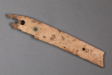 Fagment des Abzugsbügel seiner Armbrust von der Burg Wahlmich, Fd. Nr. 335, H. 5,2 cm, Br. 10,6 cm