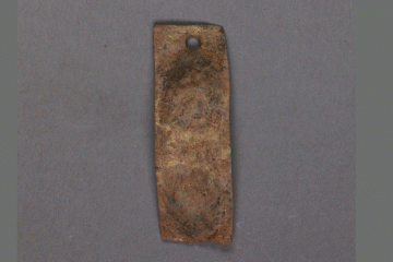 Vergoldeter Gürtelbesatz von der Burg Wahlmich, Untermain (?), um 1250, Fd.-Nr. 339, H. 4,1 cm, Br. 1,5 cm