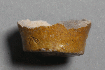 elb glasiertes Miniaturgefäß von der Burg Wahlmich, Deutschland (?), um 1250, Fd.-Nr. 173, H. 1,4 cm, Br. 2,9 cm
