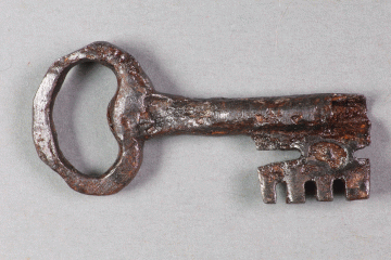 Schlüssel einer eiserne Flasche von der Burg Hauenstein, um 1400, Fd.-Nr. 415, H. 2,15 cm, Br. 4,15 cm
