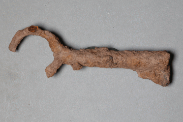 Schlüssel von der Burg Wahlmich, Untermain (?), um 1250, Fd.-Nr. 116, H. 4,5 cm, Br. 10,4 cm