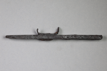 Fragment eines Kerzenleuchters (?) aus Eisen vom Kloster Elisabethenzell, 1. Drittel 14. Jh., Fd.-Nr. 0592, H. 2,4 cm, Br. 14,2 cm