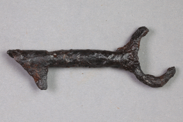Fragment eines Schlüssels aus Eisen vom Kloster Elisabethenzell, 1. Drittel 14. Jh., Fd.-Nr. 0045, H. 4,5 cm, Br. 10,5 cm