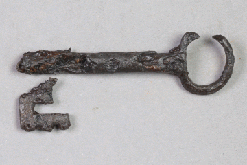 Fragmente eines Schlüssels aus Eisen vom Kloster Elisabethenzell, 1. Drittel 14. Jh., Fd.-Nr. 0493, H. 2,7 cm, Br. 7,0 cm