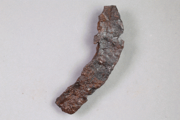 Fragment eines Spatenschuhs aus Eisen vom Kloster Elisabethenzell, um 1300, Fd.-Nr. 414, H. 10,1 cm, Br. 6,5 cm