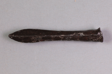 Armbrustbolzen von der Burg Hauenstein, letzes Drittel 14. Jh., Fd.-Nr. 059, H. 1,7 cm, Br. 7,8 cm